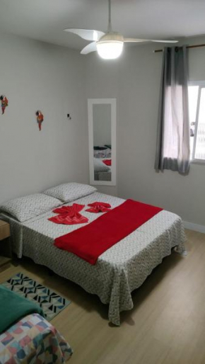 Apartamento em Guilhermina a duas quadras da praia com estacionamento e WIFI